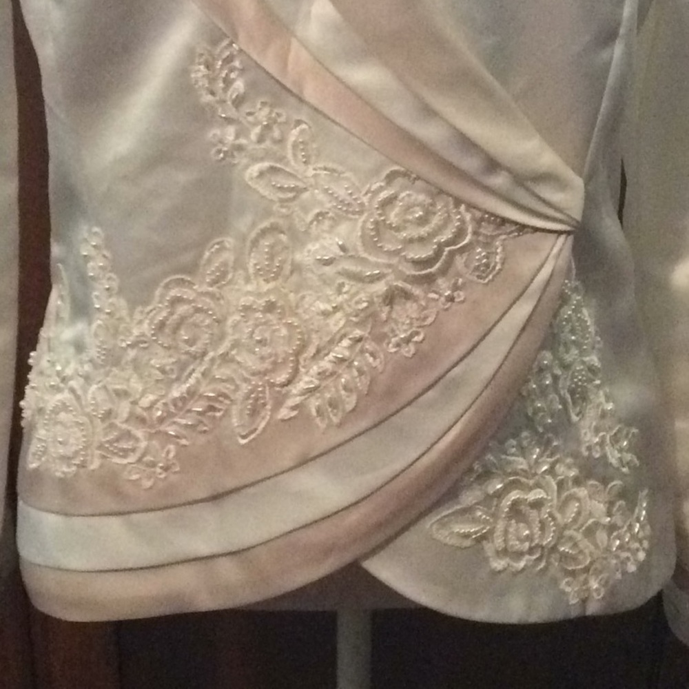 NWOT Beautiful plus-size ivory satin jacket - X-LG - Picture 2 of 5